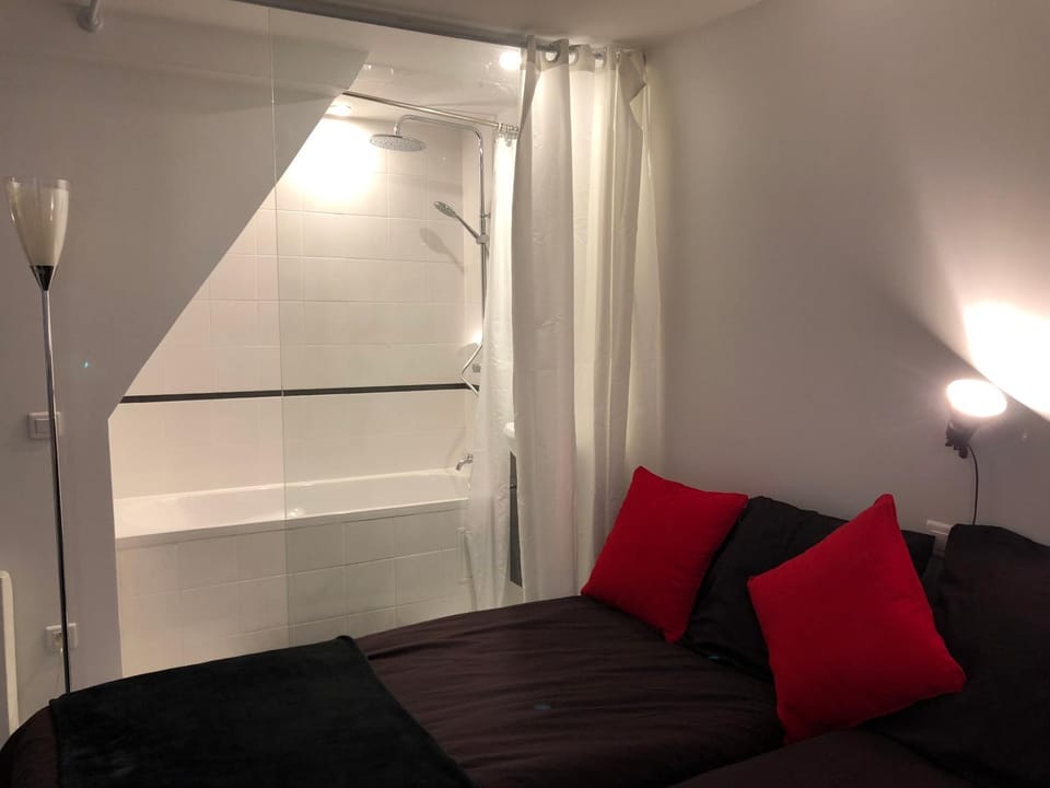 Bed, Bathroom