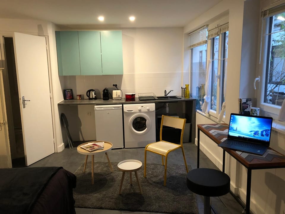 Kitchen or kitchenette, Living room, Seating area