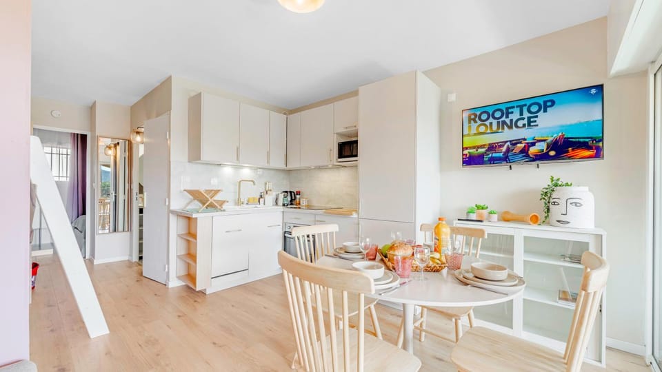 Living room, Seating area, Dining area, oven, stove