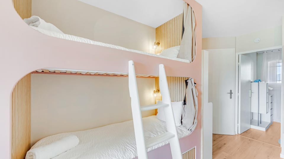 Bed, TV and multimedia, Bedroom, bunk bed, towels