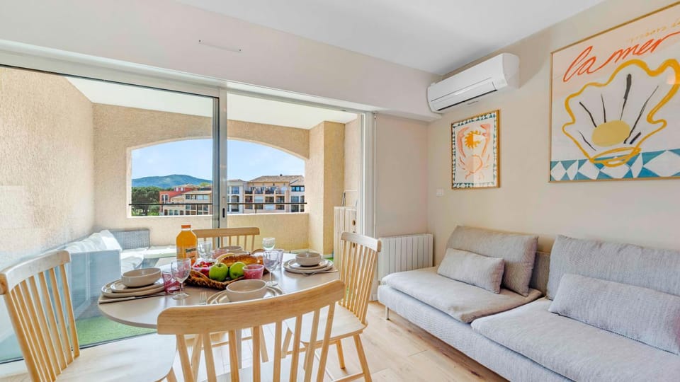 View (from property/room), Balcony/Terrace, Living room, Seating area, Dining area