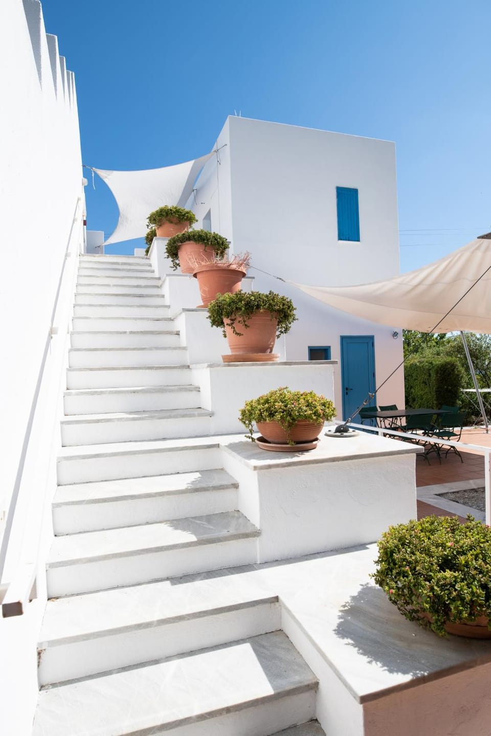 Property building, Day, Balcony/Terrace