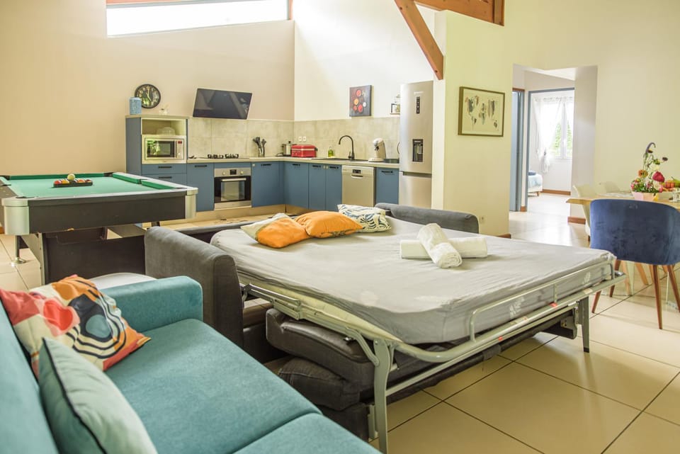 Communal lounge/ TV room, Bed, Night, Living room