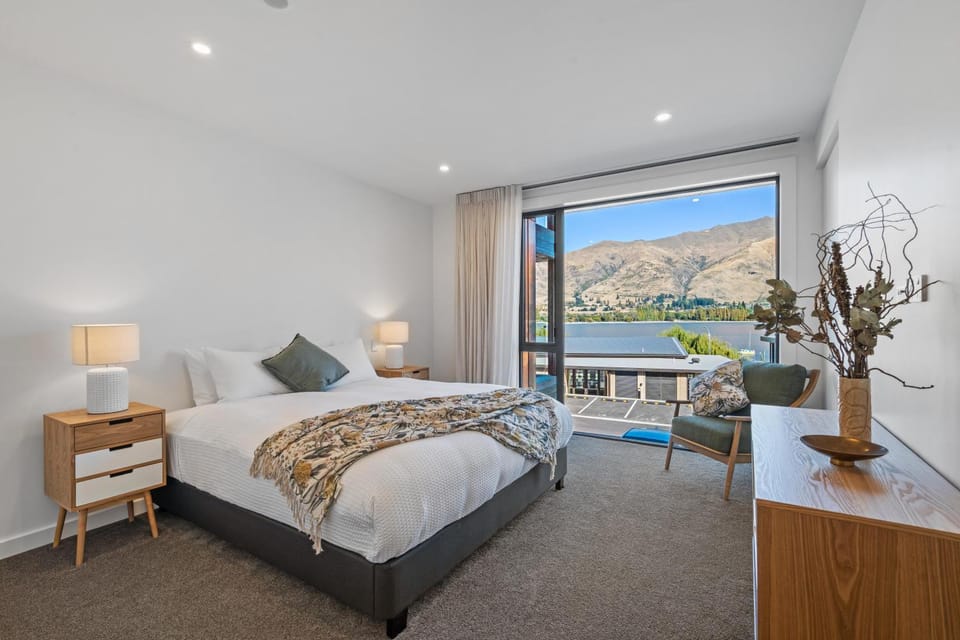 Bed, Photo of the whole room, Bedroom, Lake view, Mountain view