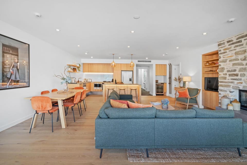 TV and multimedia, Living room, Lounge or bar, Dining area, flat iron, kitchen