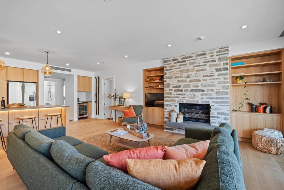 Living room, Lounge or bar, Seating area, Dining area, Facility for disabled guests, flat iron, kitchen