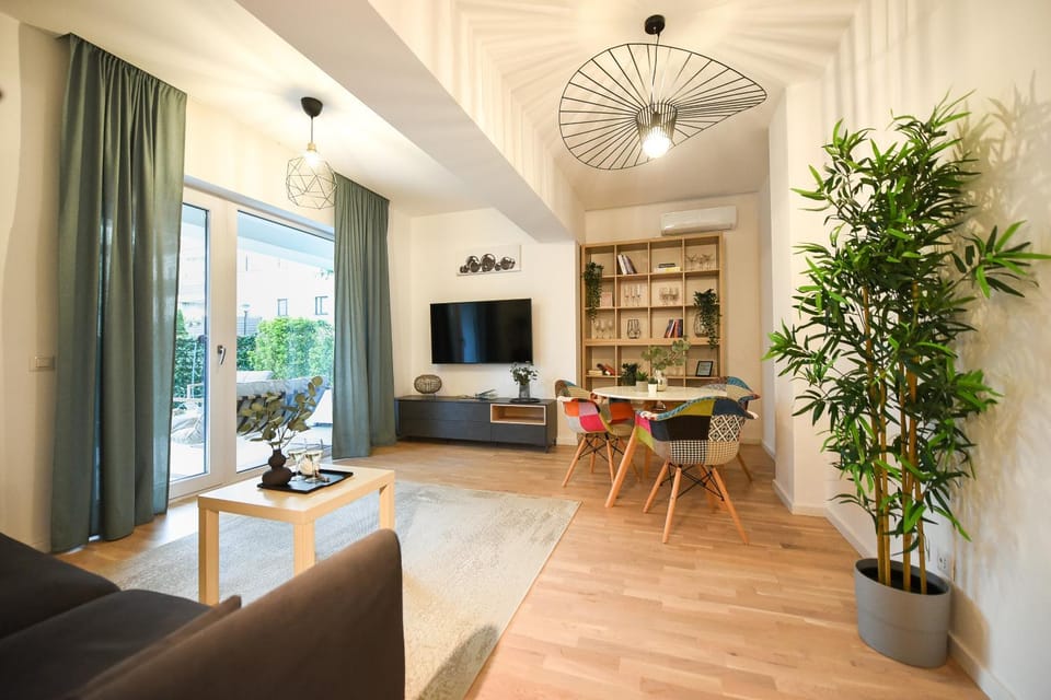 Communal lounge/ TV room, Library, TV and multimedia, Living room, Seating area, Dining area, Evening entertainment