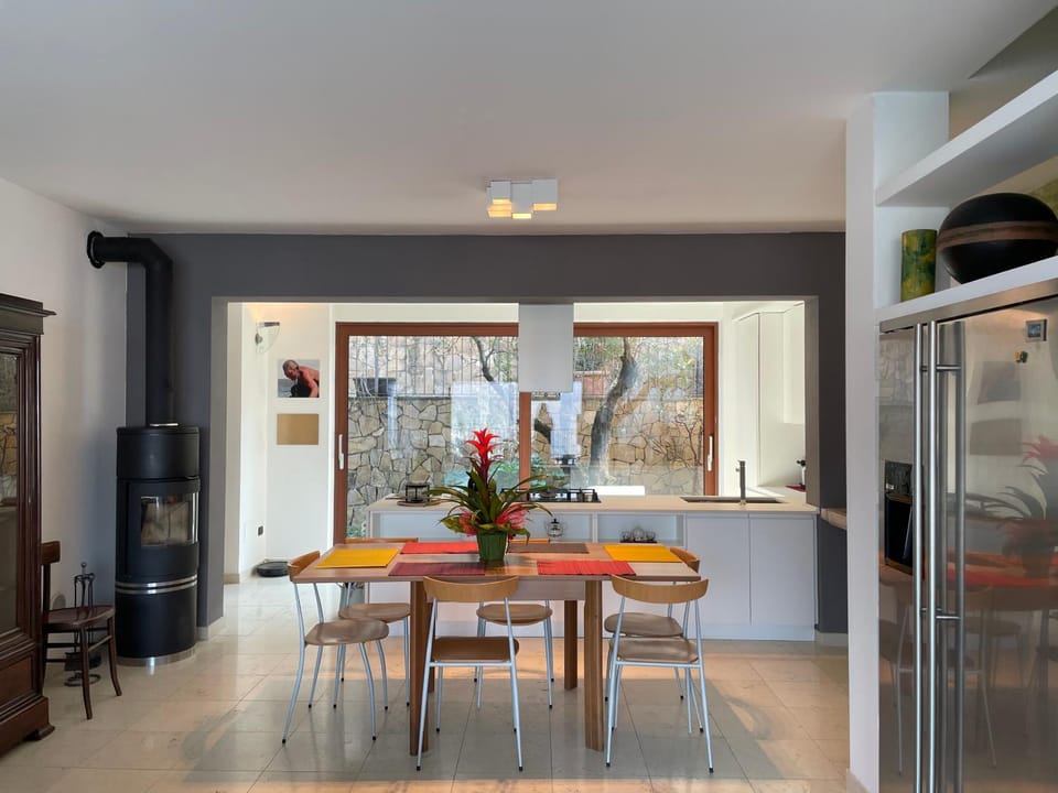 Kitchen or kitchenette, Living room, Seating area, Dining area