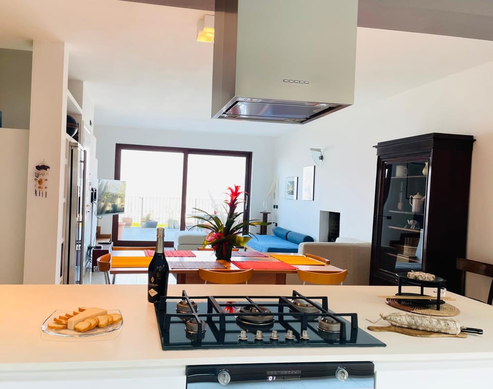 Kitchen or kitchenette, Living room, Seating area, Dining area, stove