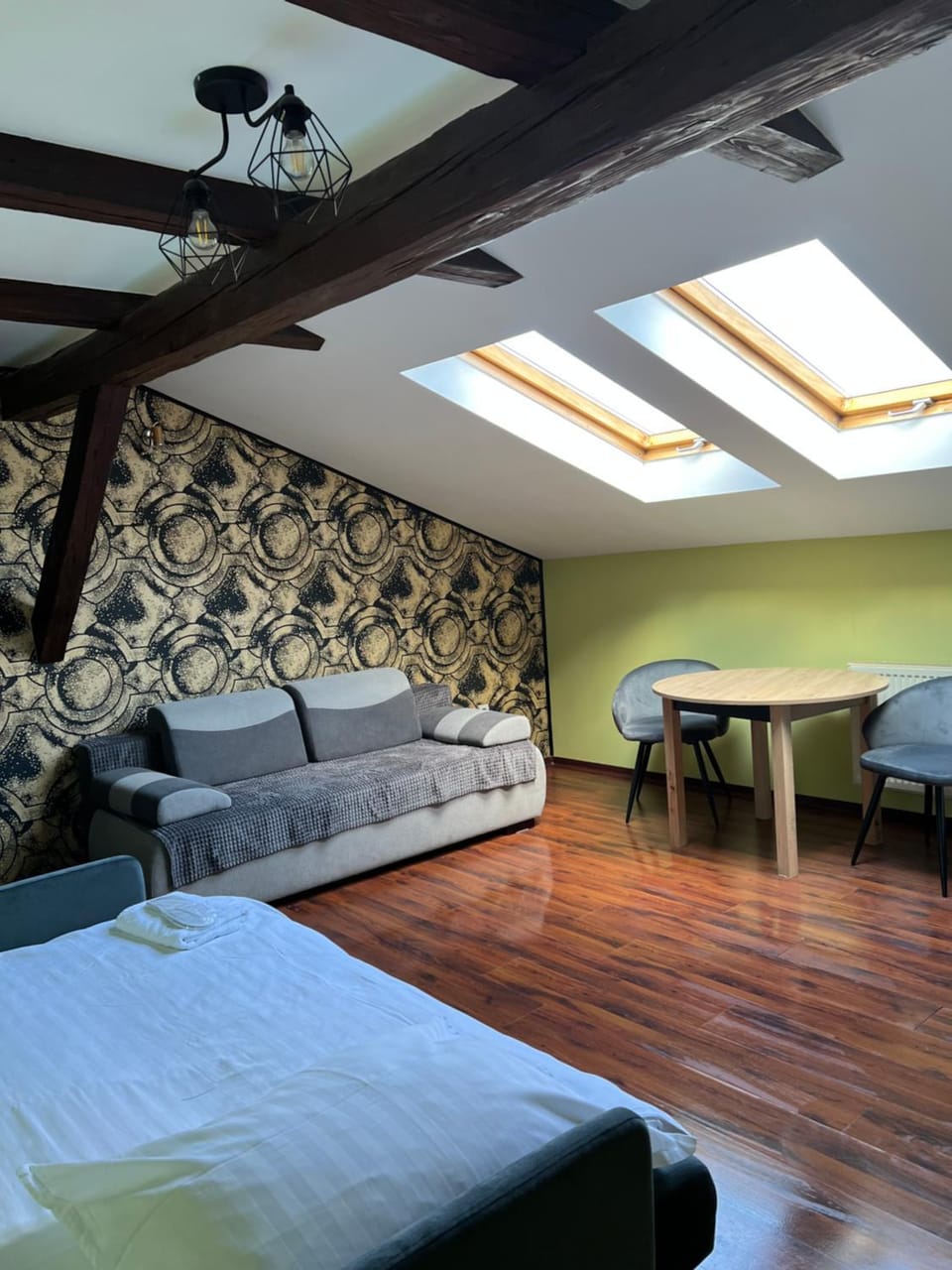 Photo of the whole room, Seating area