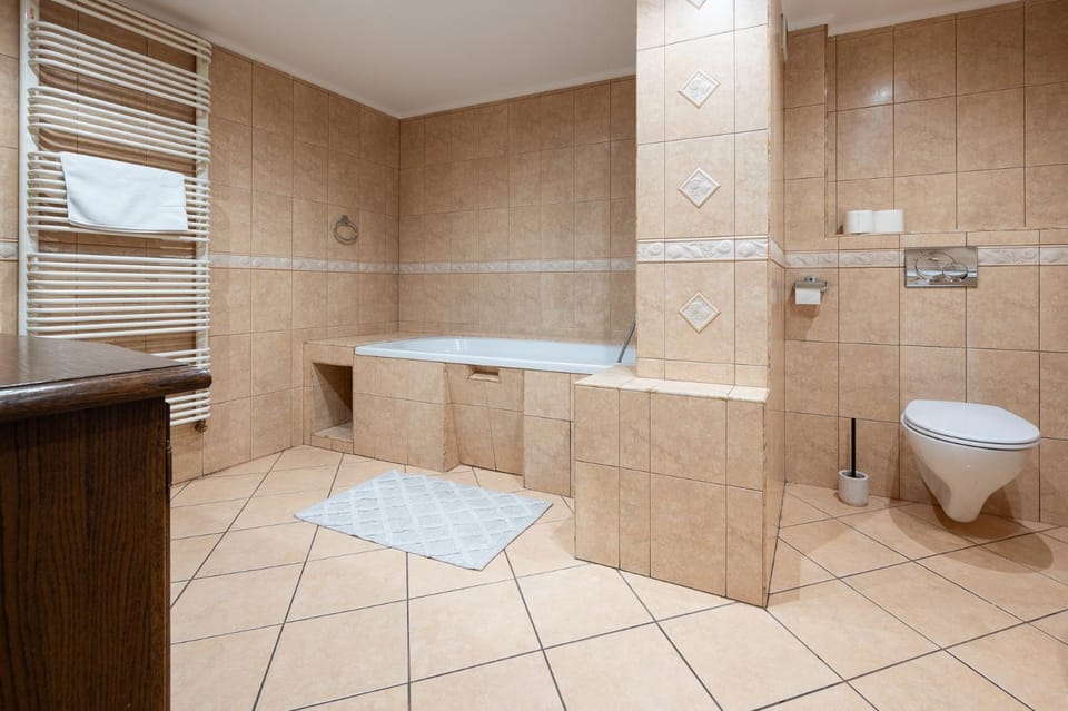 Shower, Toilet, Bathroom, Bath