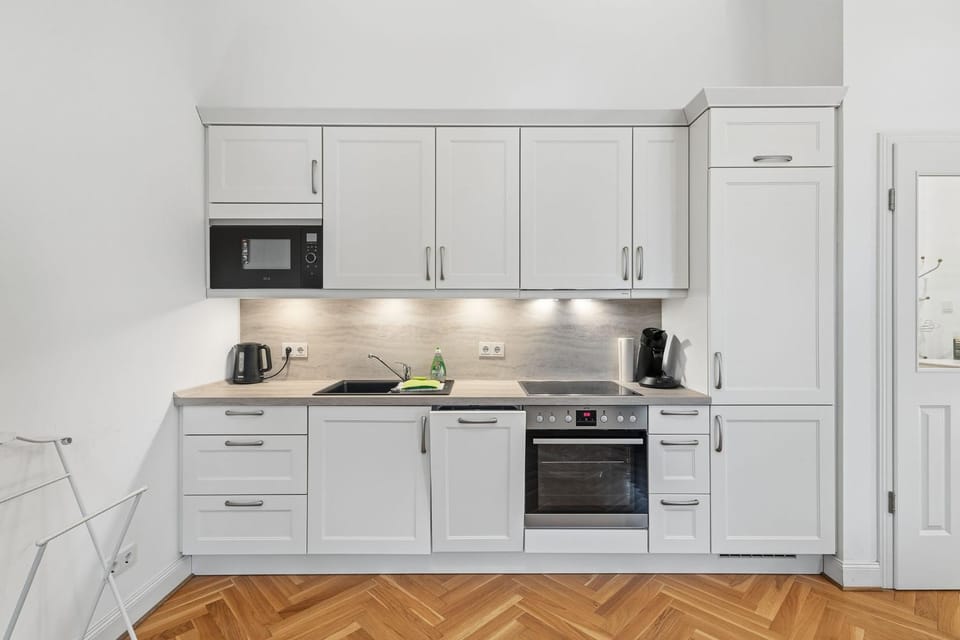 Coffee/tea facilities, Kitchen or kitchenette, dishwasher, microwave, stove