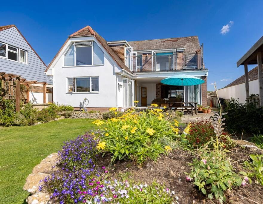 Lovely Sea view Detached house by Hive Beach House in West Dorset District