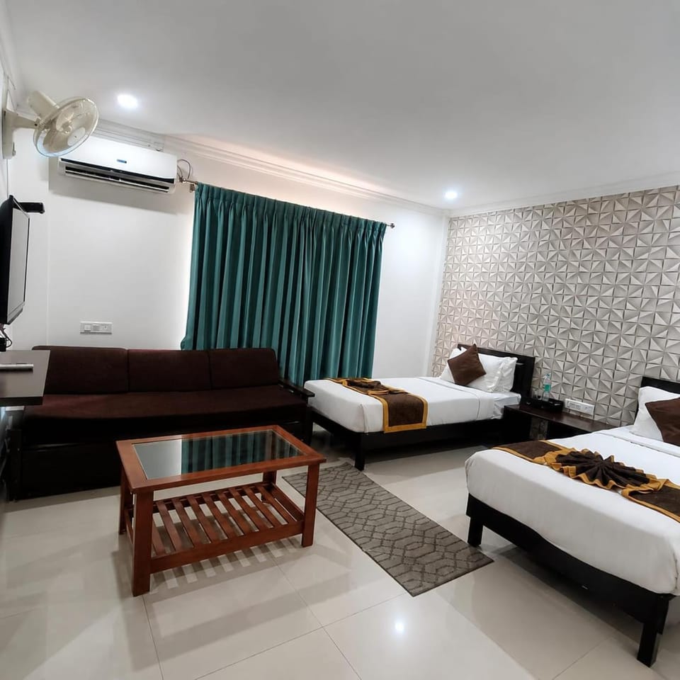 HOTEL SQUARE INN Cosmopolitan Hotel in Tamil Nadu