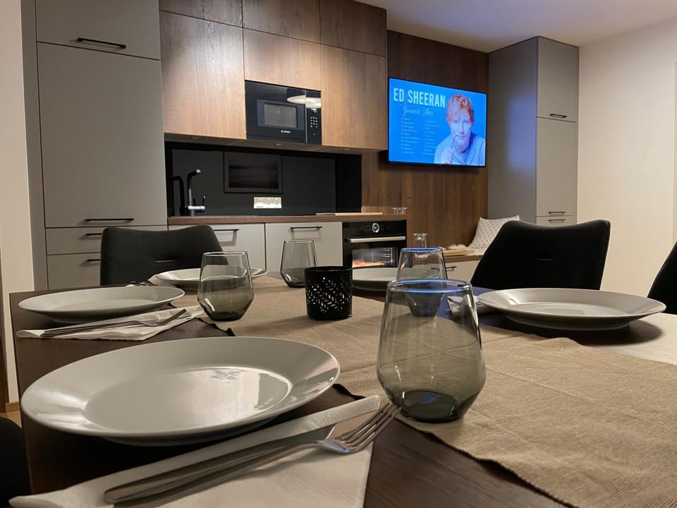 Kitchen or kitchenette, Dining area