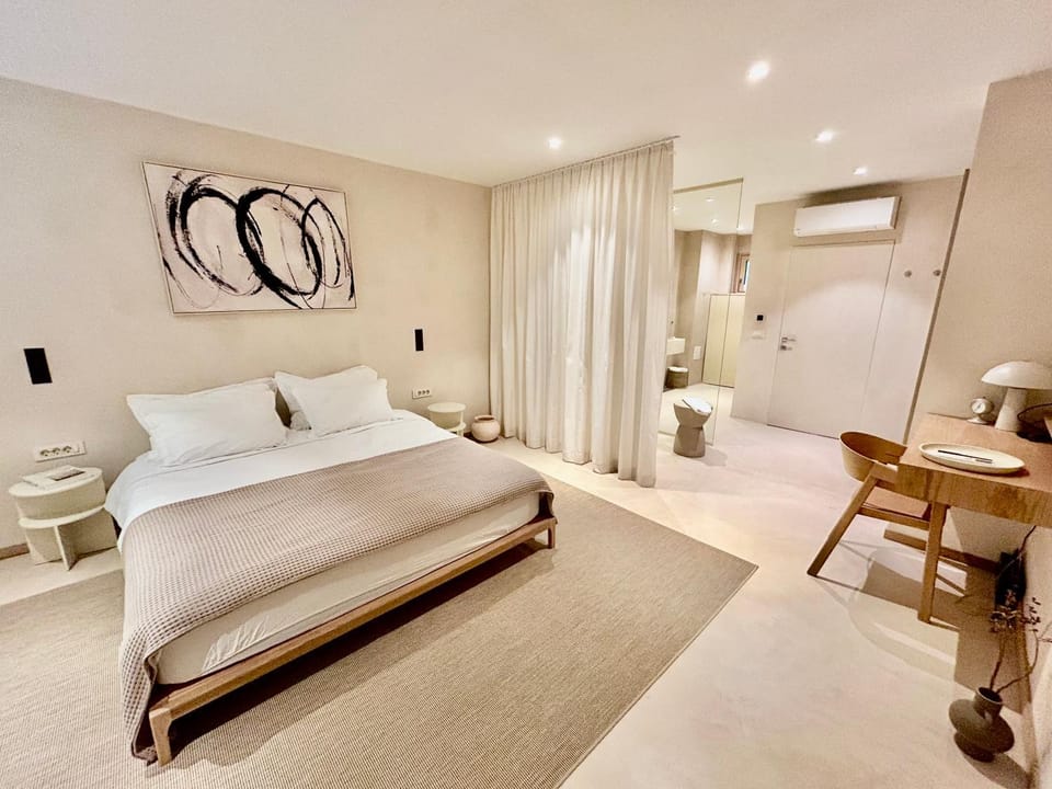 Bed, Photo of the whole room, Seating area, Bedroom