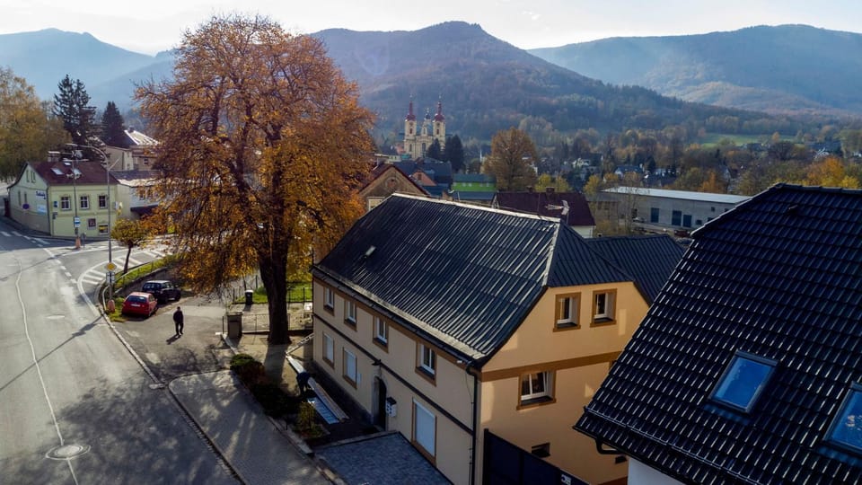 Property building, Neighbourhood, Bird's eye view, City view, Mountain view, Street view, Location