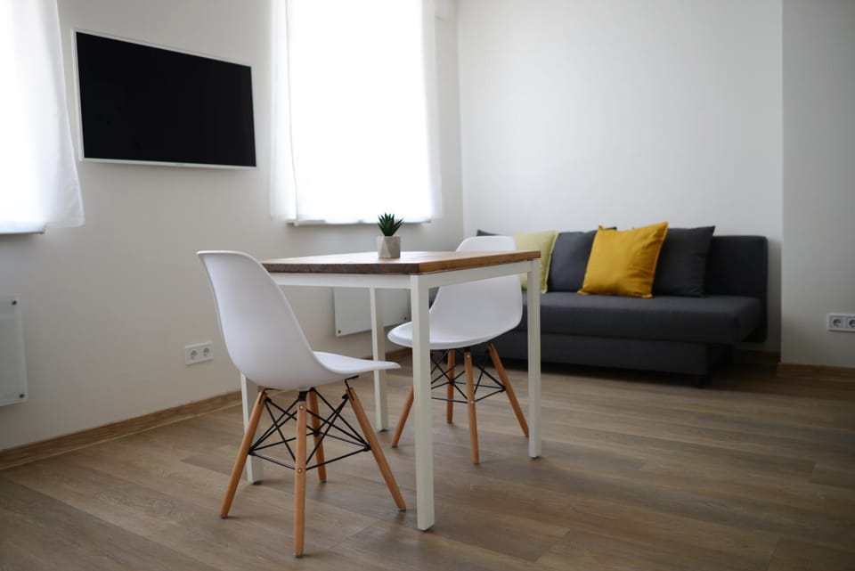 TV and multimedia, Seating area, Dining area