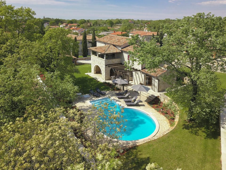 Property building, Spring, Day, Natural landscape, Garden, Garden view, Pool view, Swimming pool, sunbed