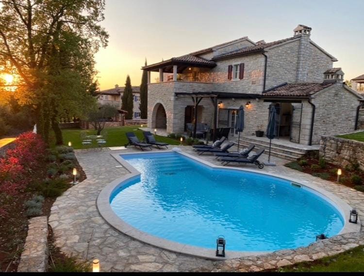 Property building, Patio, Spring, Day, Natural landscape, Garden, Garden view, Pool view, Swimming pool, sunbed
