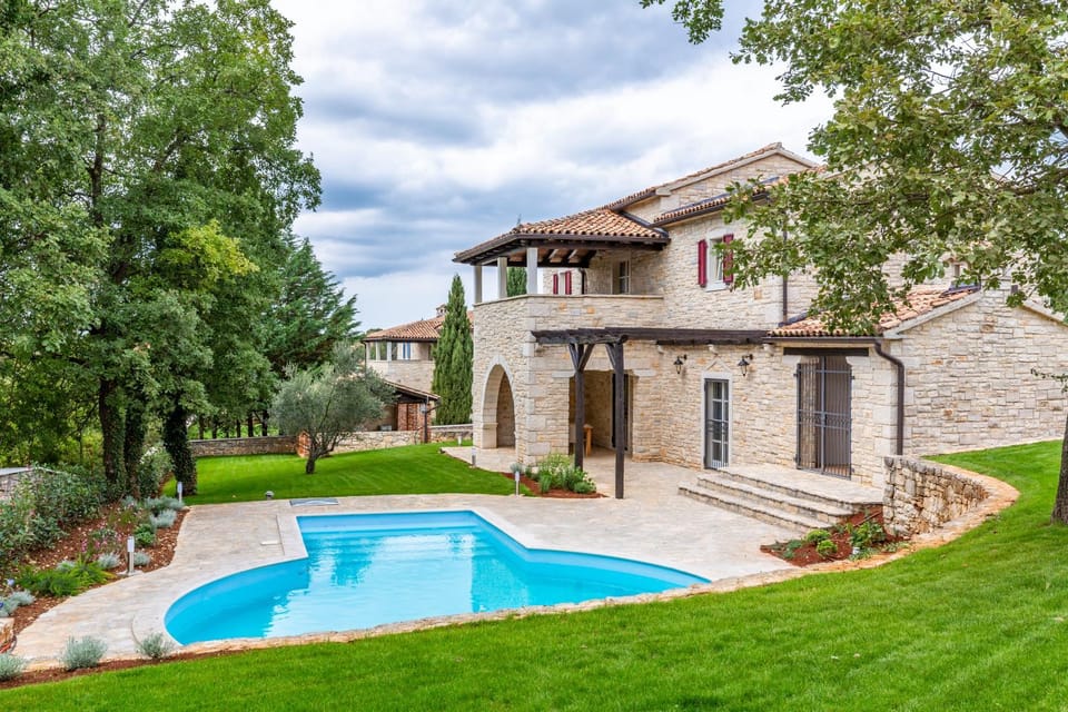 Patio, Spring, Off site, Day, Garden view, Area and facilities, Swimming pool, sunbed