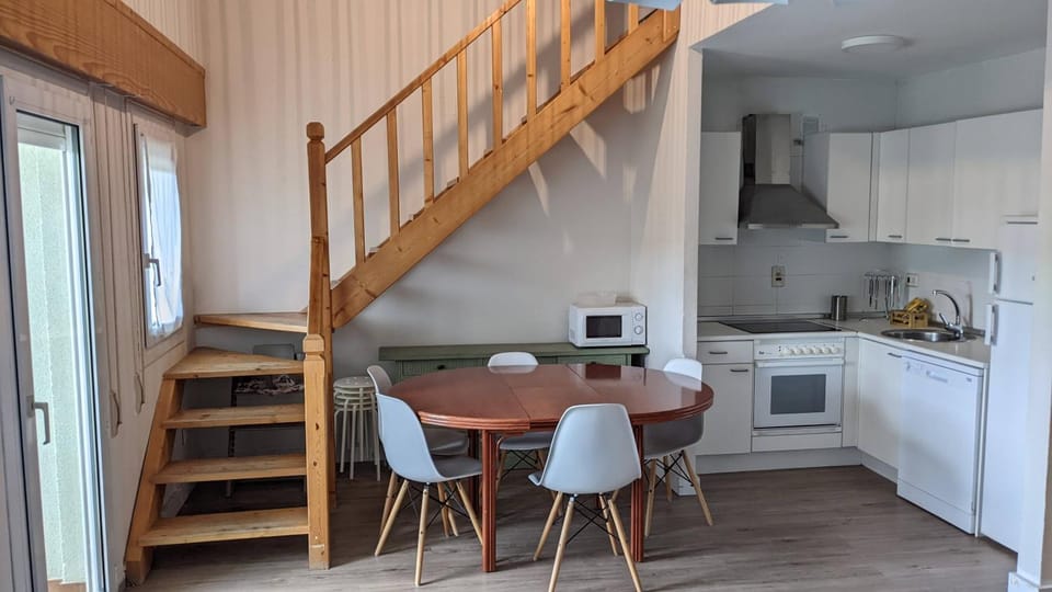 Kitchen or kitchenette, Dining area