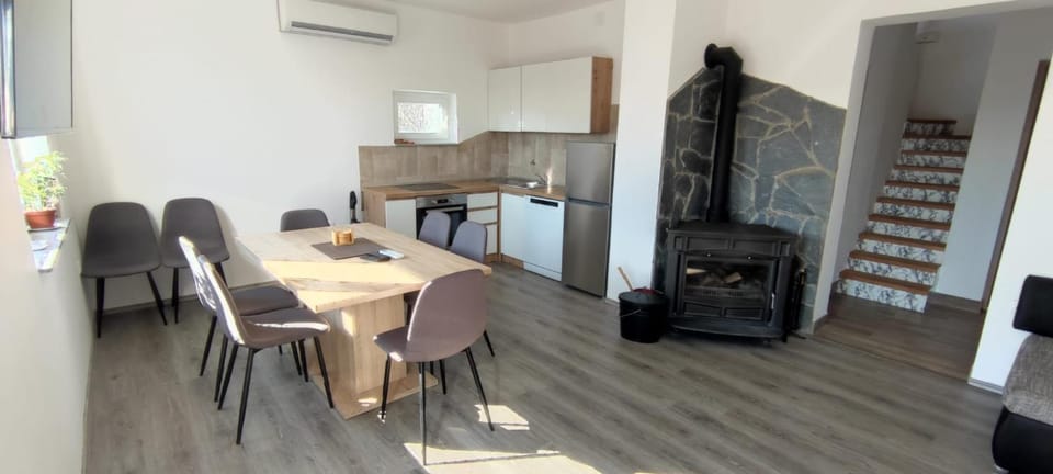 Kitchen or kitchenette, Dining area