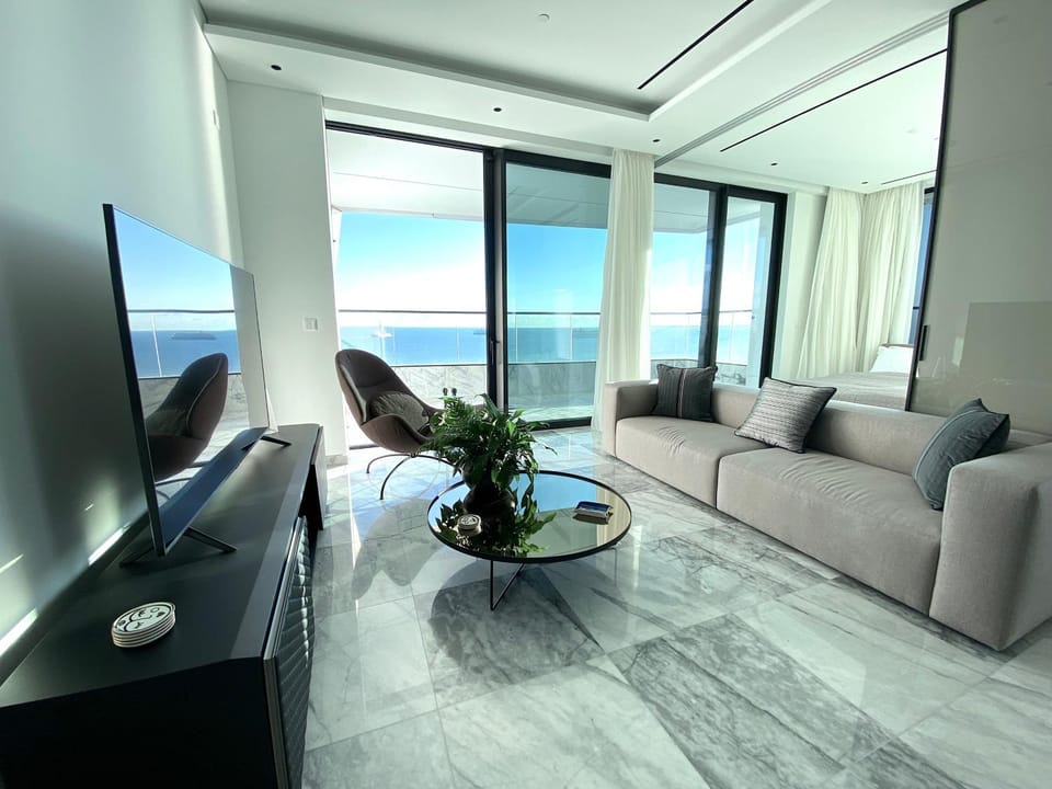 Communal lounge/ TV room, TV and multimedia, Living room, Seating area, Evening entertainment, Sea view