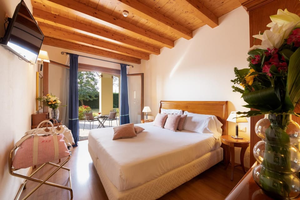 Garden, View (from property/room), View (from property/room), Photo of the whole room, Seating area, Bedroom
