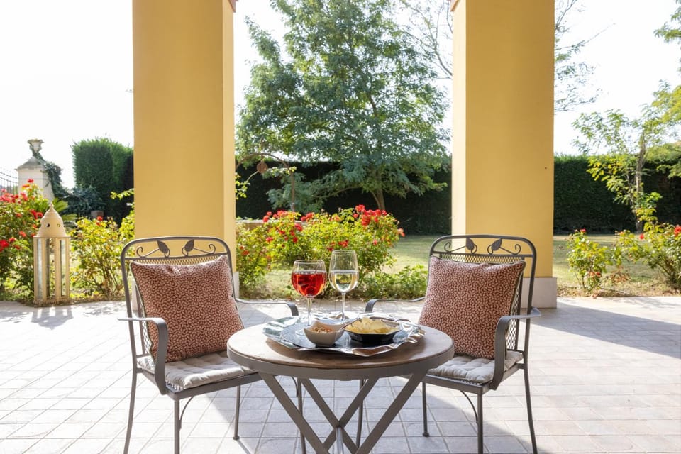 Patio, Spring, Day, Garden, Living room, Food and drinks, Seating area, Dining area, Garden view, Drinks, Alcoholic drinks