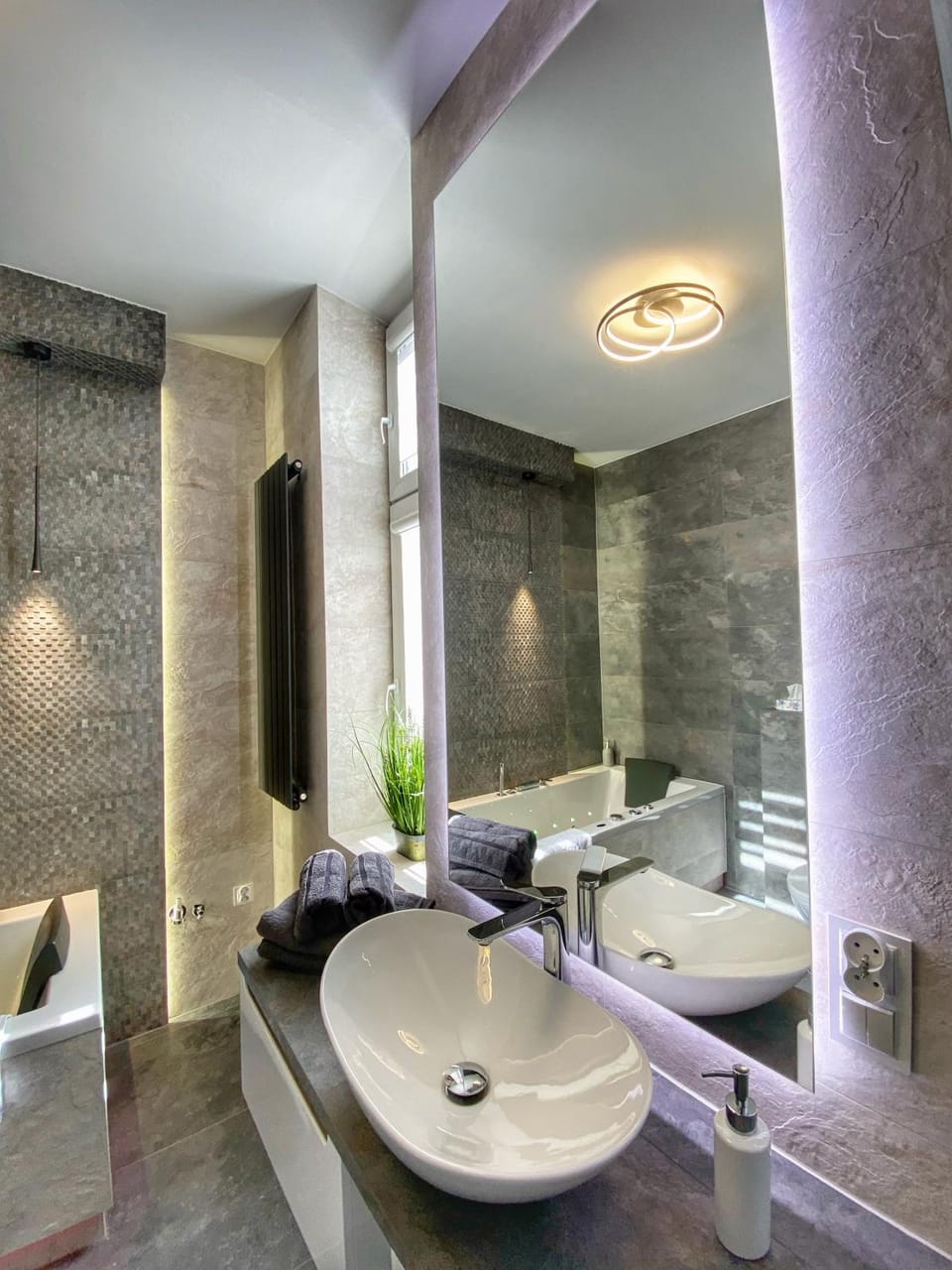 Hot Tub, Bathroom