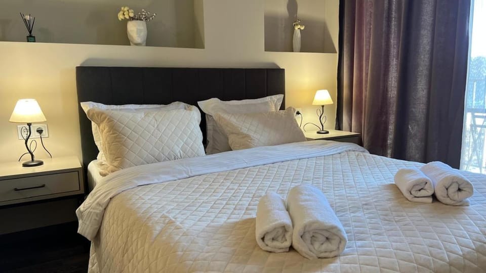 Bed, Seating area, Bedroom