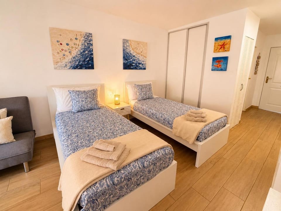 Bed, Bedroom, towels