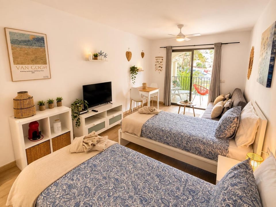 Bed, TV and multimedia, Bedroom