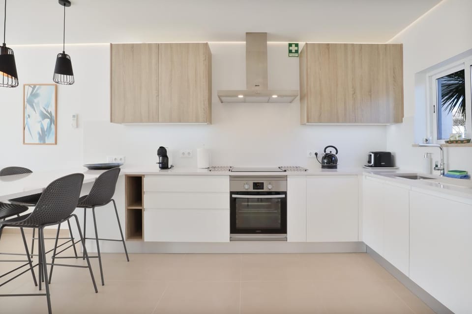 Kitchen or kitchenette, dishwasher, toaster