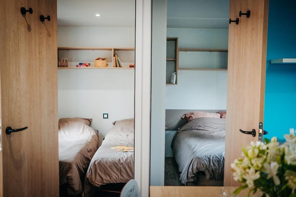 Bed, Night, Photo of the whole room, Bedroom, children, Family