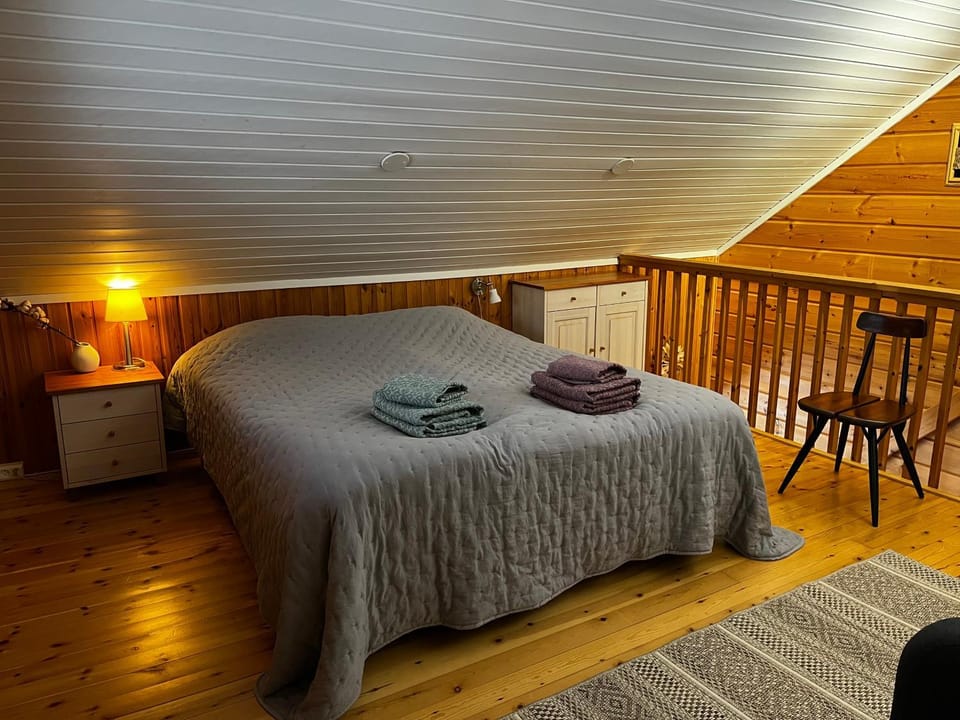 Bed, Photo of the whole room, towels