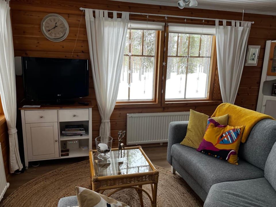 Communal lounge/ TV room, TV and multimedia, Living room, Seating area, Evening entertainment
