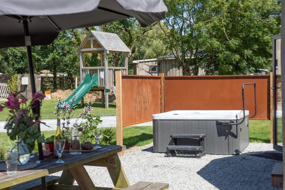 Hot Tub, Garden view