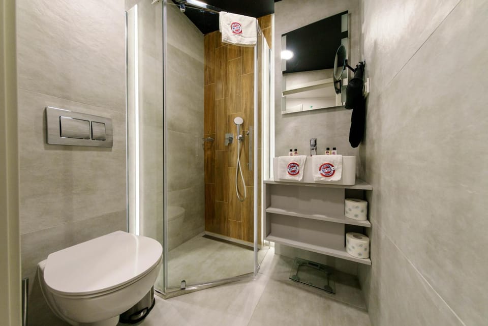 Shower, Toilet, Bathroom, towels