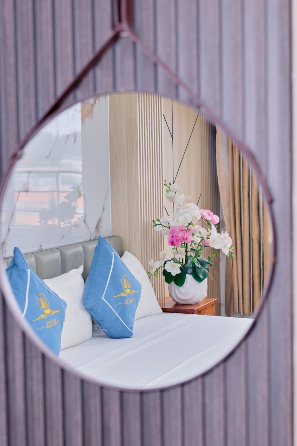 Bed, Photo of the whole room, Decorative detail, Seating area, Bedroom