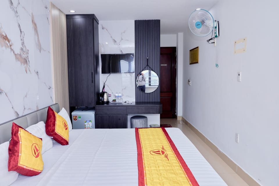 Bed, Bathroom, Photo of the whole room, Bedroom, towels, wardrobe