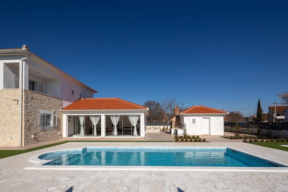 Property building, Swimming pool