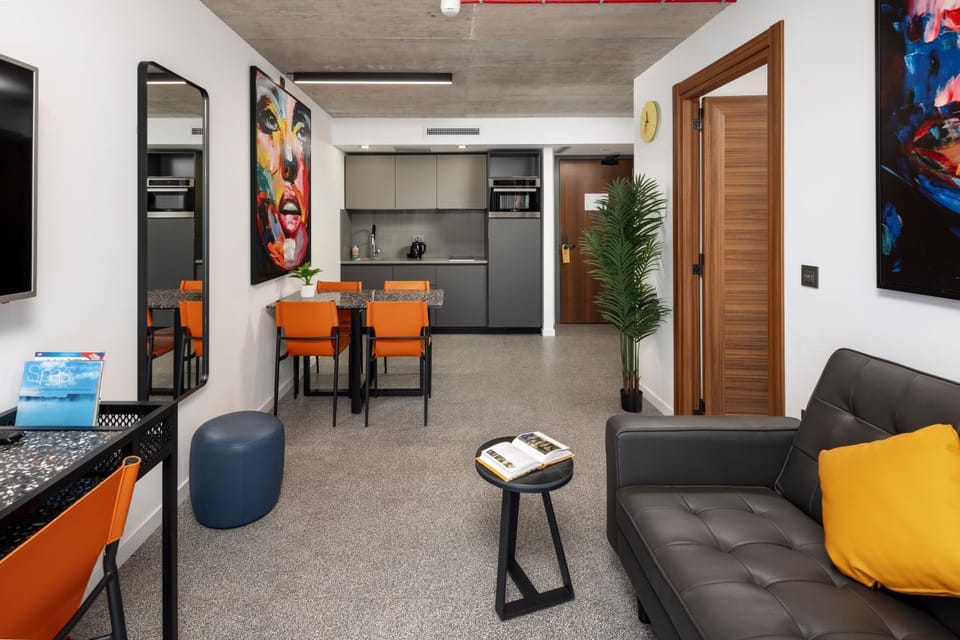 Kitchen or kitchenette, Living room, Seating area, Dining area, minibar, pet friendly, kitchen