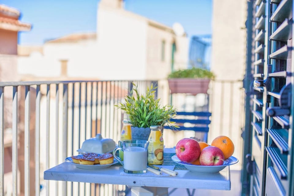 Balcony/Terrace, Food, City view