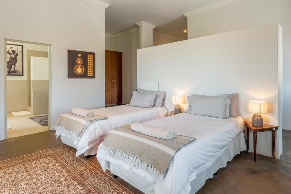Bed, towels