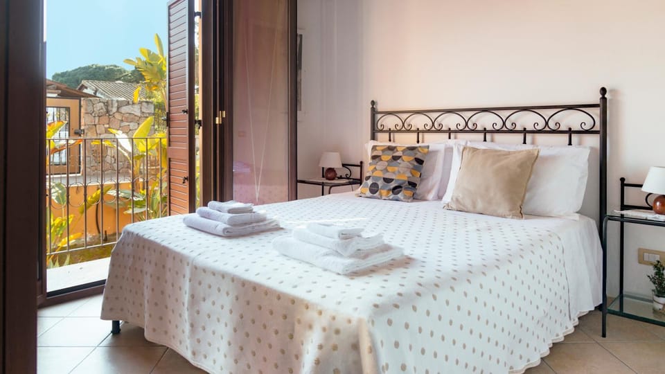 Bed, Balcony/Terrace, Photo of the whole room, Bedroom, towels