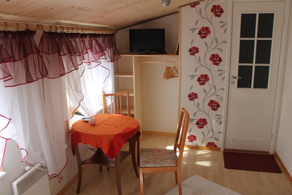 Day, Dining area