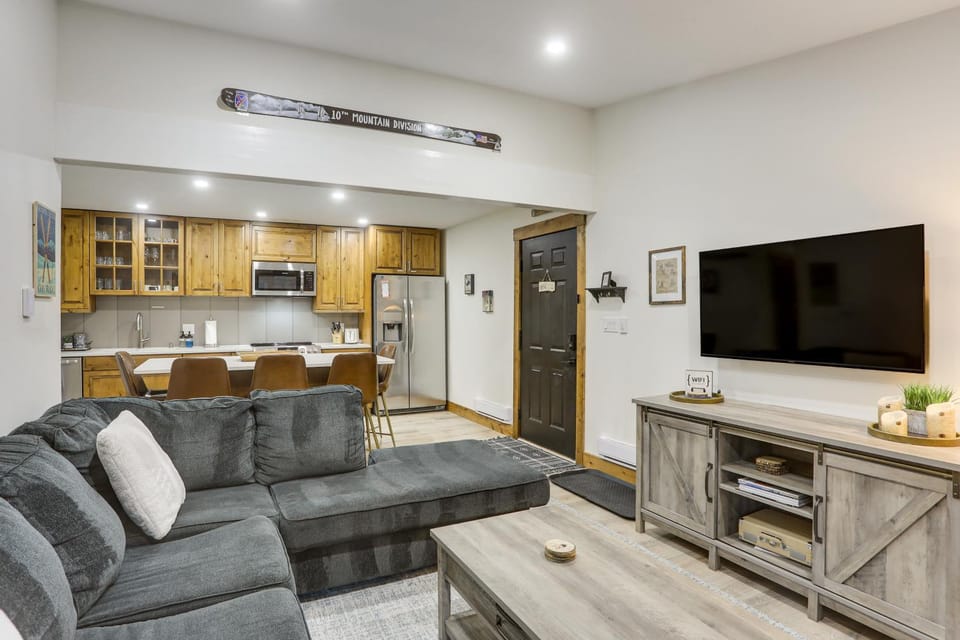 Cozy Avon Condo w/ Grill: Walk to Ski Shuttle House in Avon