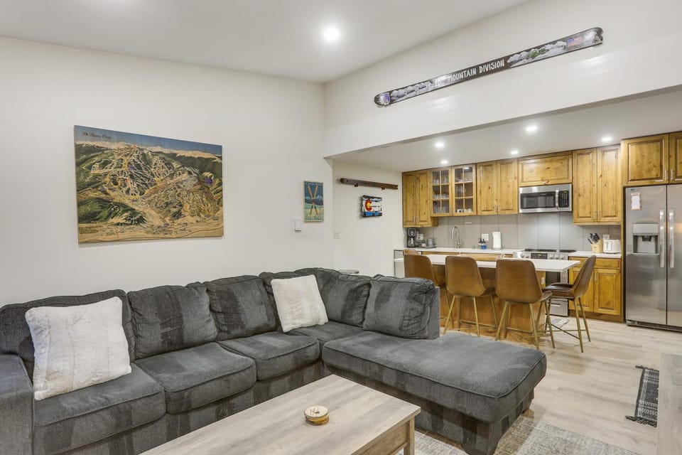 Cozy Avon Condo w/ Grill: Walk to Ski Shuttle House in Avon